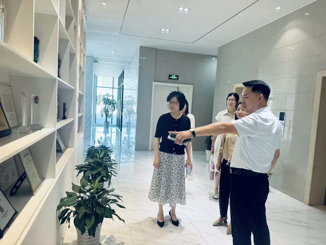 新聞 | 吳涇鎮(zhèn)黨委領導蒞臨寶開，夏送清涼，慰問一線