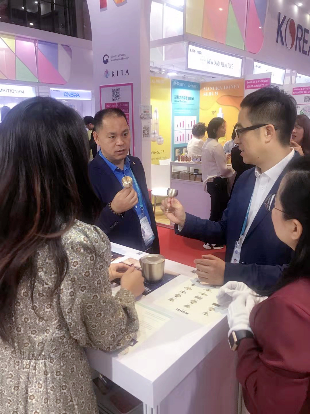 "合作、創(chuàng)新、共享"話進(jìn)博一一寶開董事長(zhǎng)邢志文參觀進(jìn)博并接受SMG記者采訪